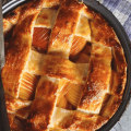 Comment préparer une délicieuse tarte aux pommes avec sauce caramel au beurre salé