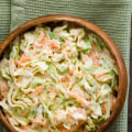 Comment préparer une délicieuse salade de chou et carottes avec une sauce savoureuse