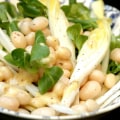 Comment préparer une délicieuse salade aux haricots blancs et légumes