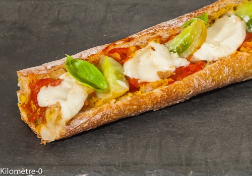 Comment préparer un pain garni à la mozzarella et tomate
