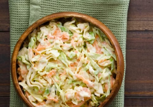 Comment préparer une délicieuse salade de chou et carottes avec une sauce savoureuse