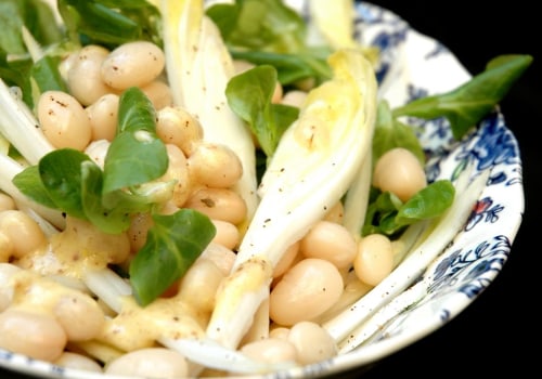 Comment préparer une délicieuse salade aux haricots blancs et légumes