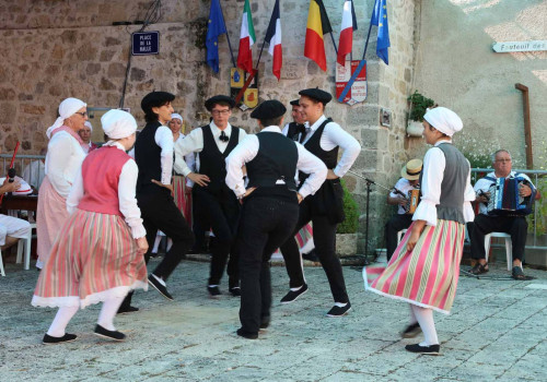 Comprendre le Lapin-Sautn: Une Introduction à la Danse Folklorique Française