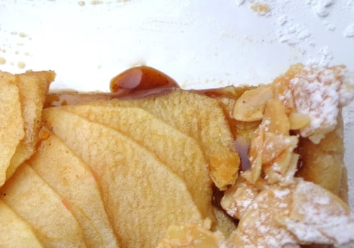 Dégustez le Quatre-Quarts aux Pommes Fondantes Sauce Tinyde au Caramel au Beurre Salé